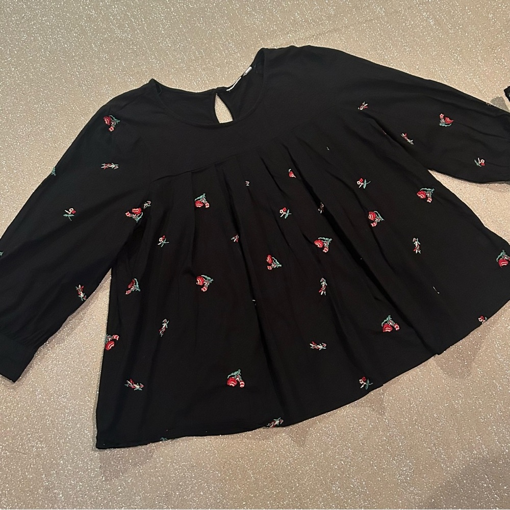 Rose embroidered black swing blouse, size M - Picture 5 of 12